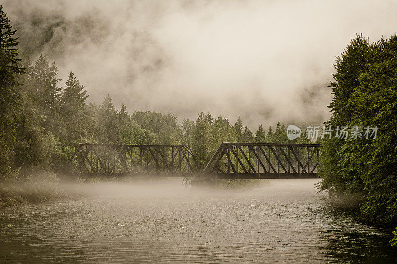 薄雾，一座钢桥和WA I-90的森林。
